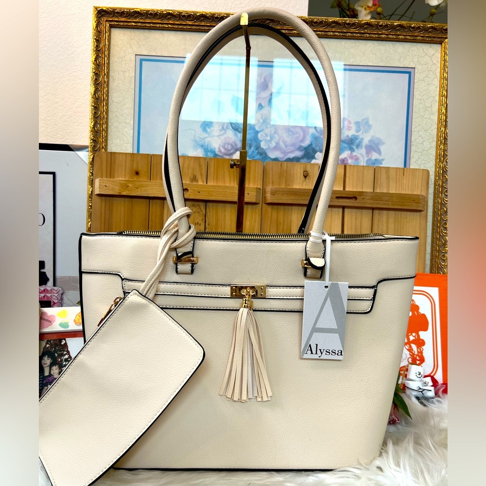 Alyssa Handbag in Vegan Leather with Free Wristlet